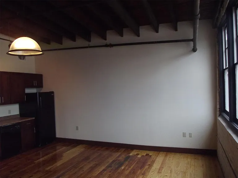125 Inman St E — Photo 3