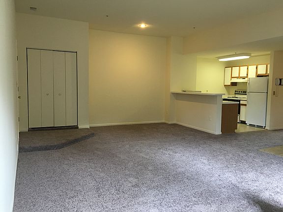 3rd image of 20J Greystone Ct