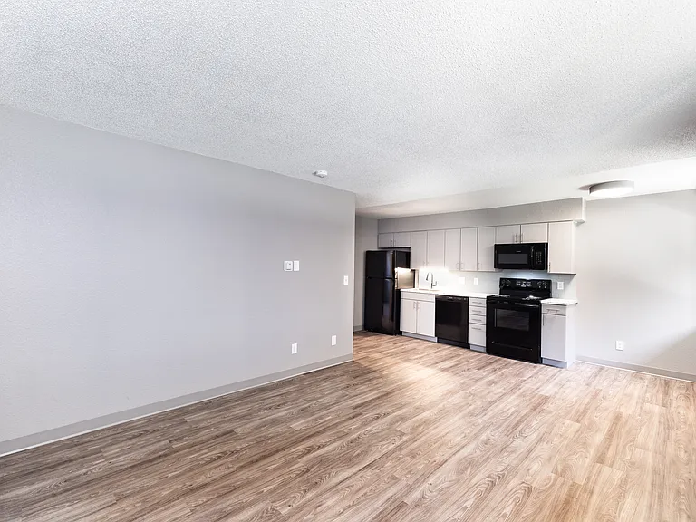 Caesar Square Apartments — Photo 20