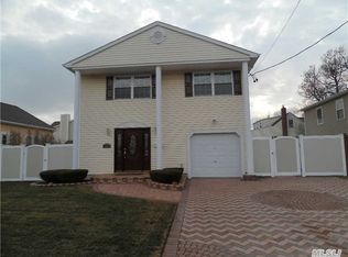 40 Venetian Prom, Lindenhurst, NY 11757