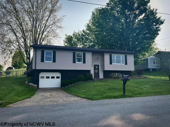 127 Dogwood Ln, Fairmont, WV 26554