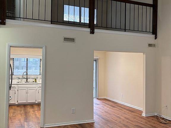 3rd image of 924 Birchwood Ct