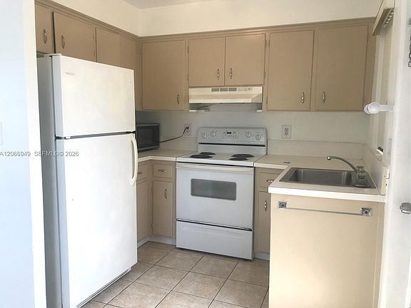 5th image of 2724 NE 32nd St #1