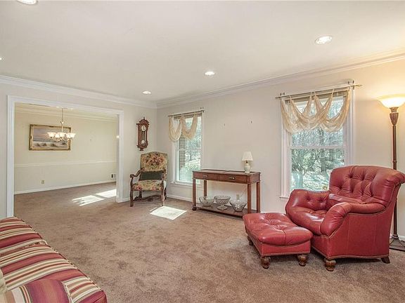 3rd image of 141 Patricia Ln