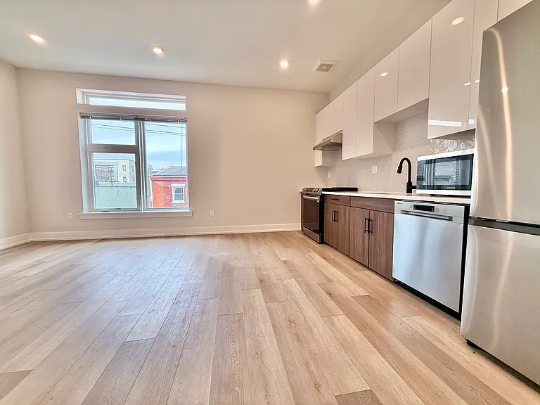 722 W Thompson St #207 — Photo 41