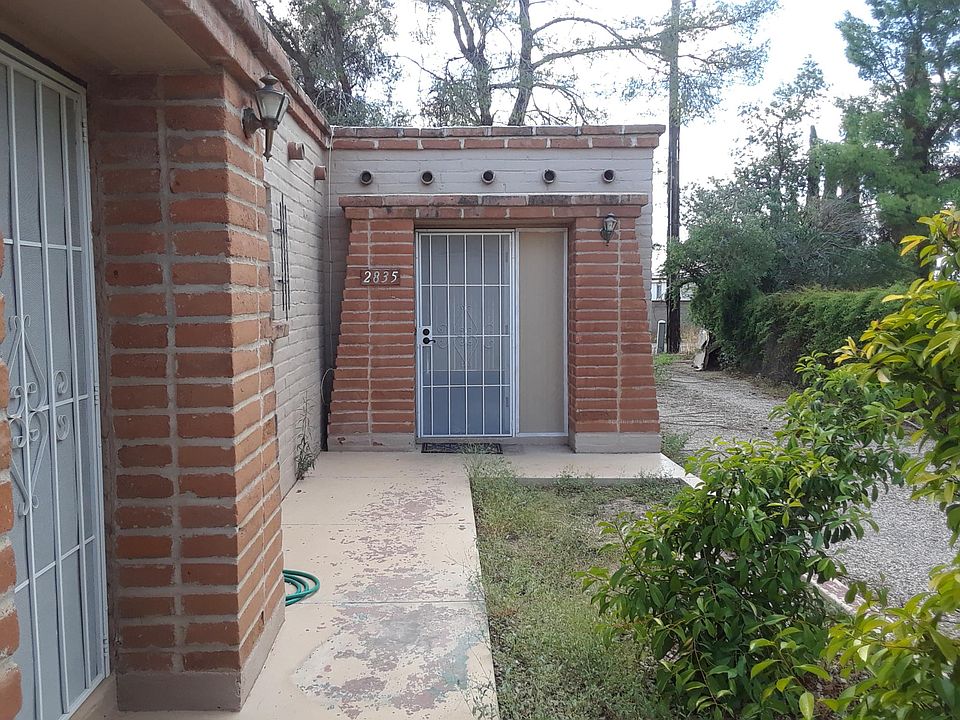 Duplex on quiet street. Back unit.