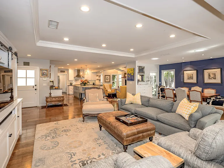 2152 Grand Oaks Ave — Photo 3