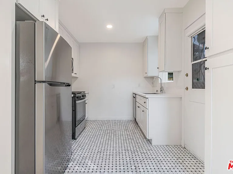 2308 1/2 Pisani Pl — Photo 9