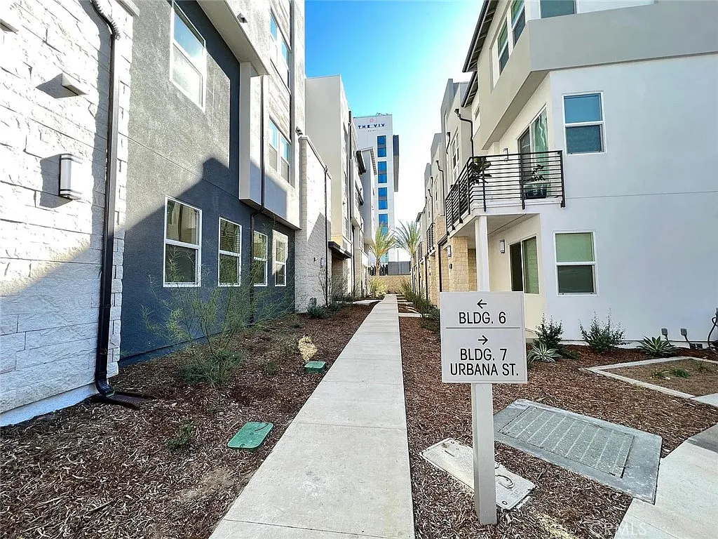 3 bed, 1582 sqft, $4,000 — Photo 2