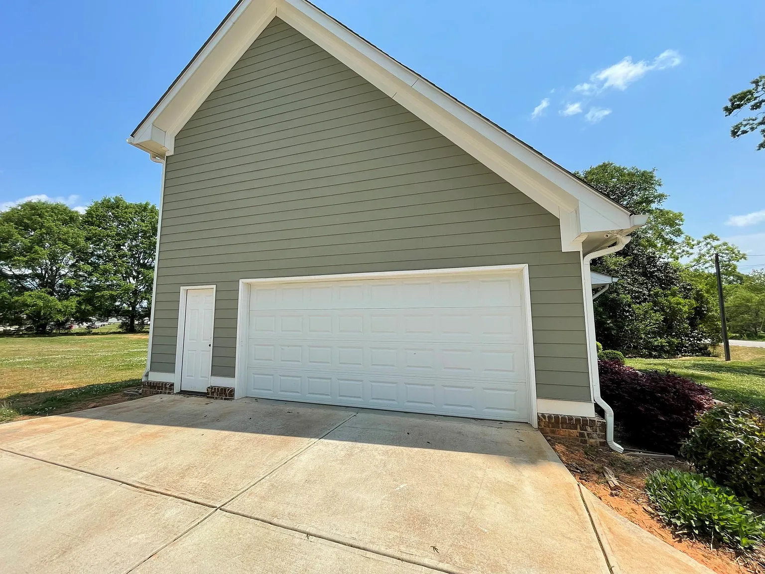 5 bed, 2248 sqft, $3,200 — Photo 2