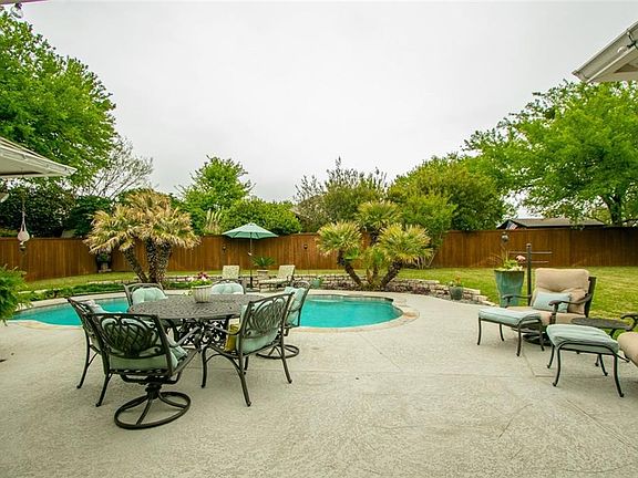 3rd image of 1300 Oakwood Ct