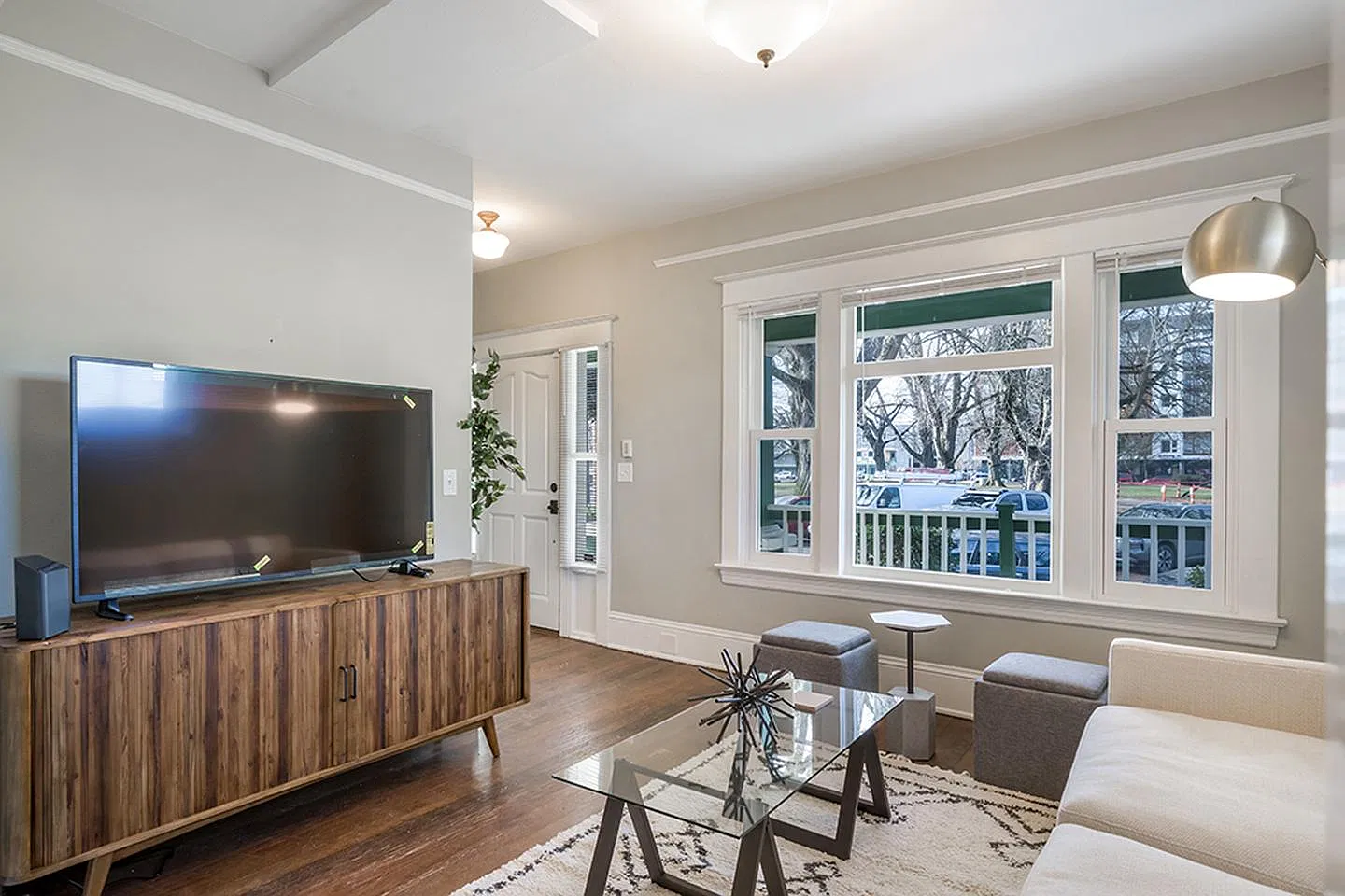 Dazzling Overlook home near Mississippi District — Photo 3