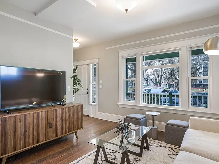 5324 N Maryland Ave — Photo 3