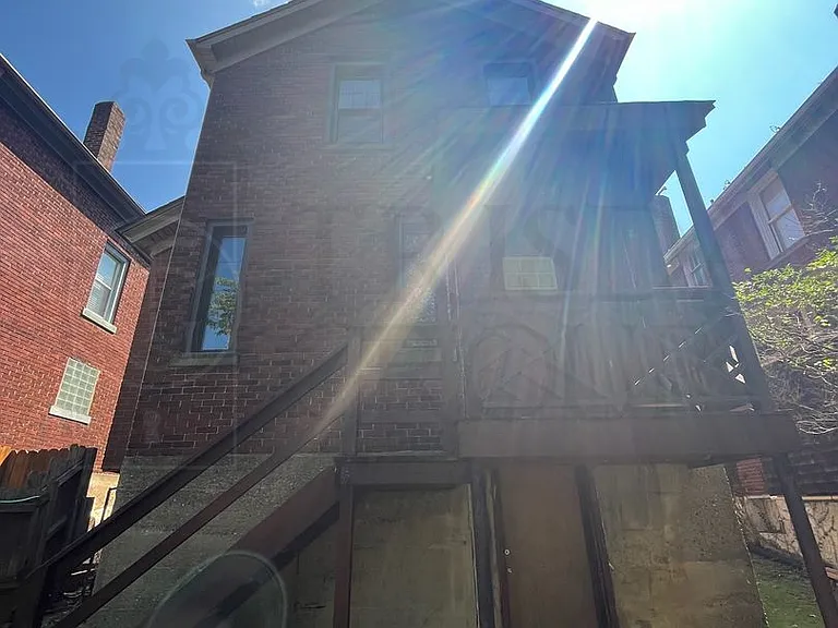 468 Belonda St — Photo 32