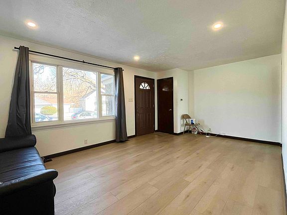 4th image of 36 Thorpe Dr