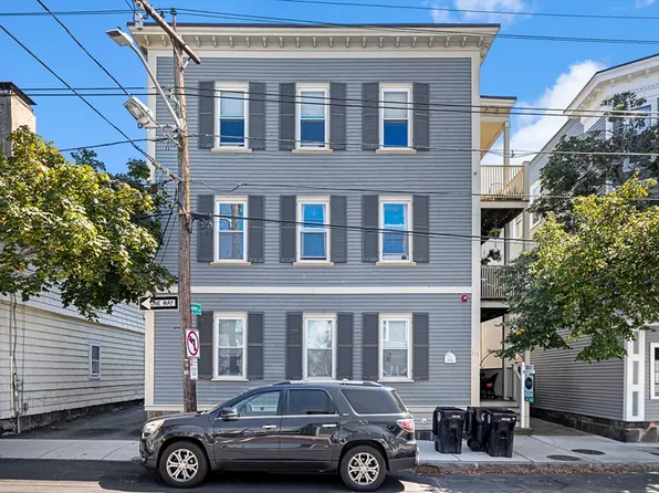 131 Derby St APT 3R, Salem, MA 01970