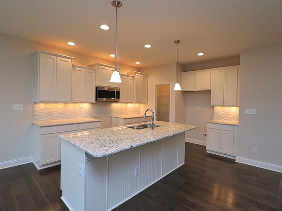 5th image of 262 Manitoba Ln