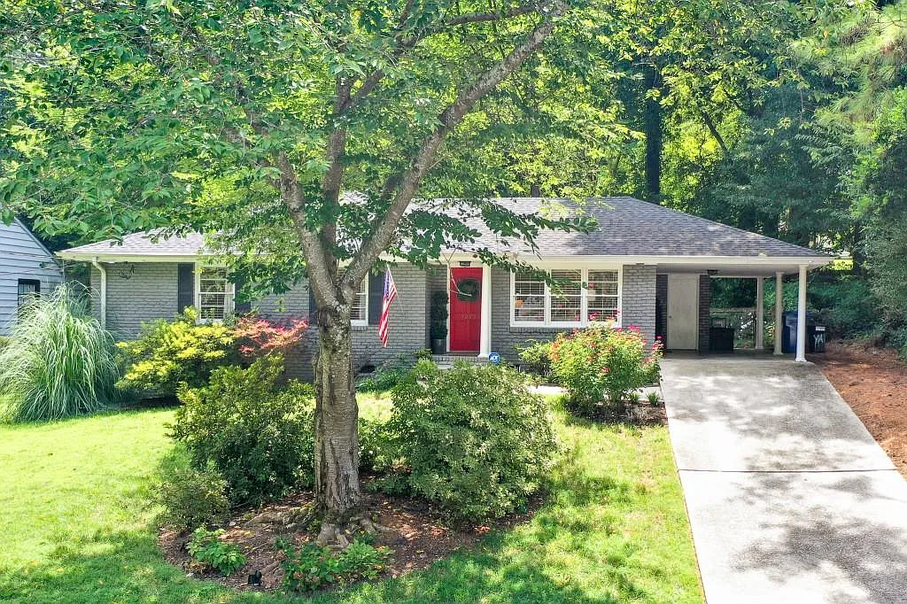 1005 Lindridge Dr NE photo 1