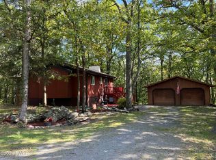 137 Lookout Dr, Hawley, PA 18428