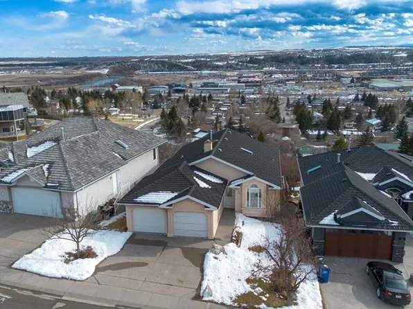 14 N Headlands Close, Cochrane, AB T4C 1M3