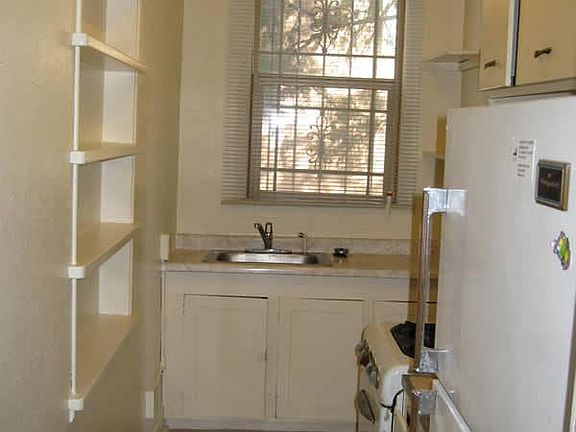 5th image of 913 Copper Ave NW APT 2