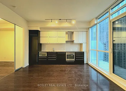 770 Bay St Photo 1