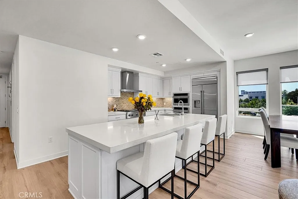2 bed, 2.5 bath, 1825 sqft, $5,800 — Photo 4