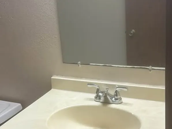 306 Waters Edge Dr, Chaska, MN 55318