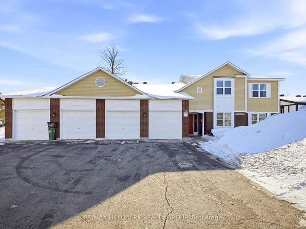 39 Stonehaven Dr #D, Ottawa, ON K2M 1E3