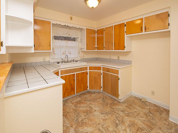 5th image of 3923 Canterbury Ave