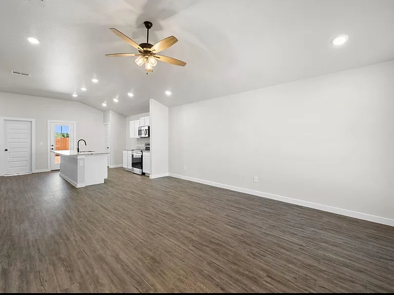 2147 Langford Ave — Photo 2