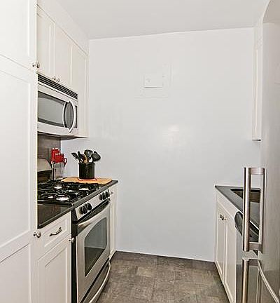 3rd image of 401 E 65th St APT 3C