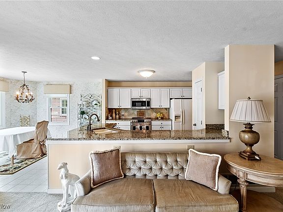 4th image of 279 Lake Pointe Dr