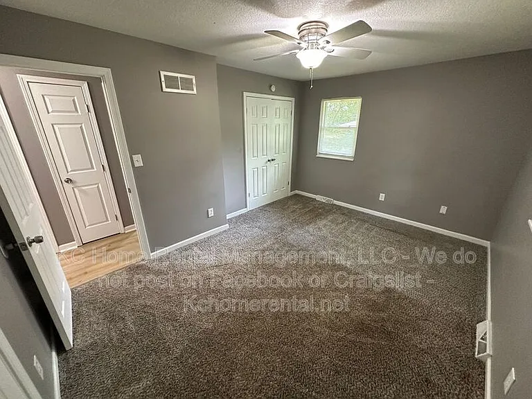 424 NE Lakeview Dr — Photo 13