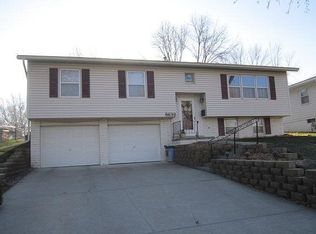 8639 Lakeview Dr, Omaha, NE 68127