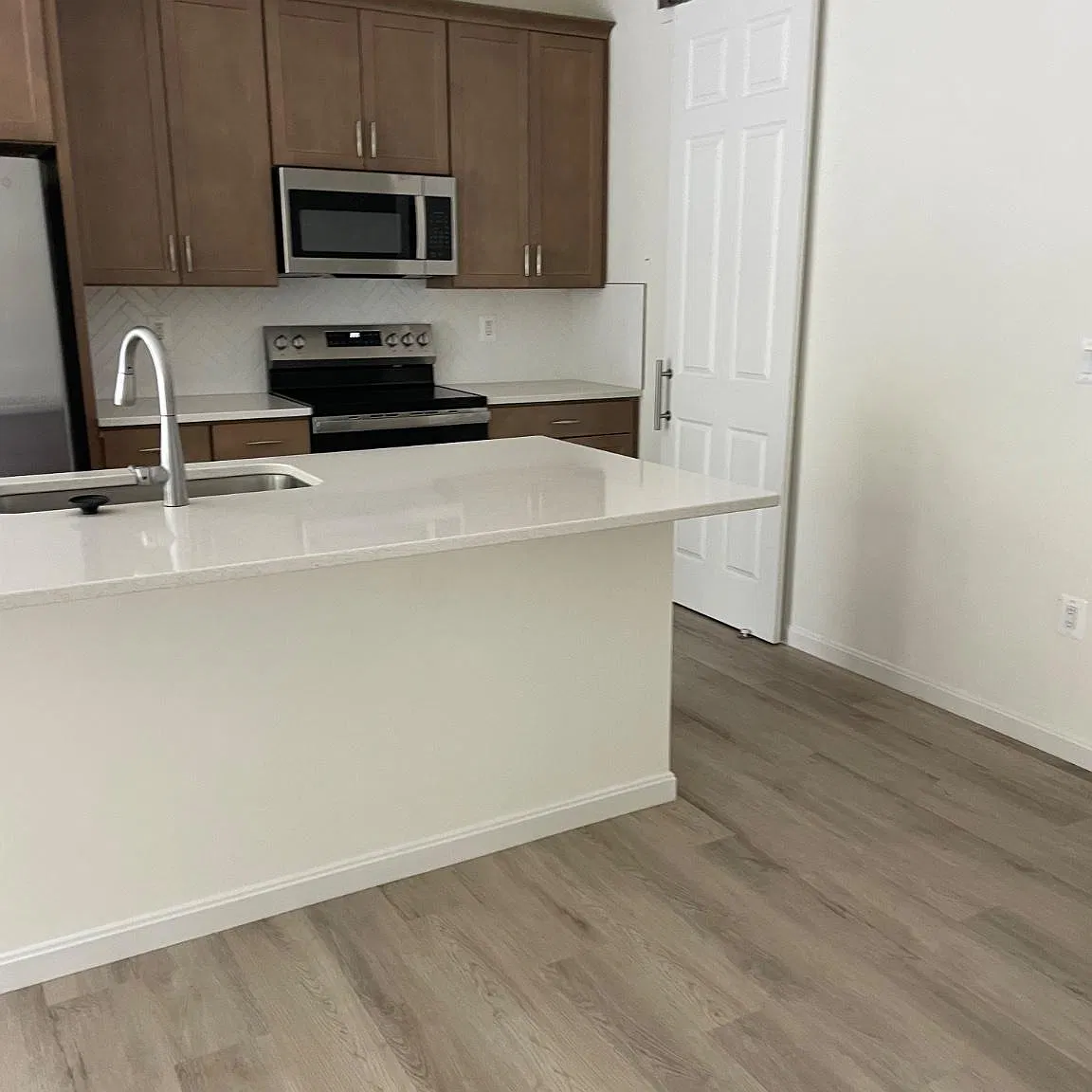 4 bed, 3.5 bath, 2850 sqft, $2,850 — Photo 2