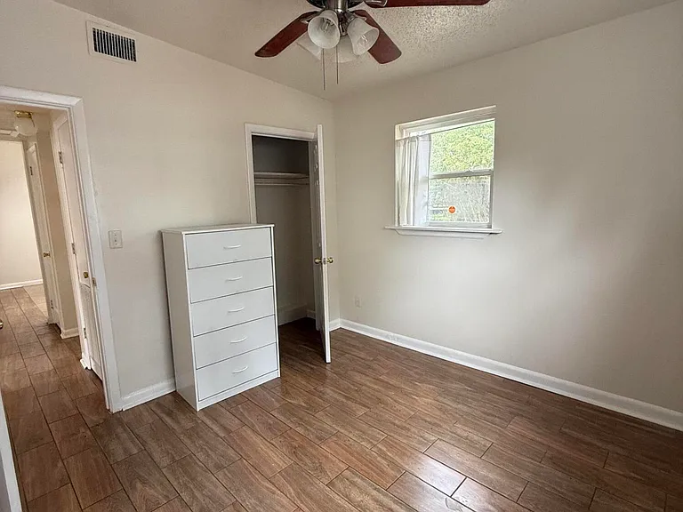 909 La Marche Dr — Photo 16