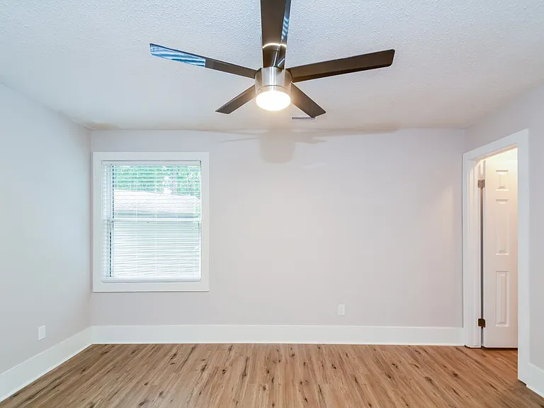 310 Berwick Ct — Photo 12