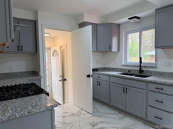 3rd image of 3234 Poplar Ave