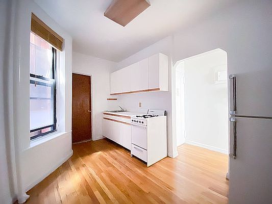 3rd image of 313 E 93rd St APT 3B