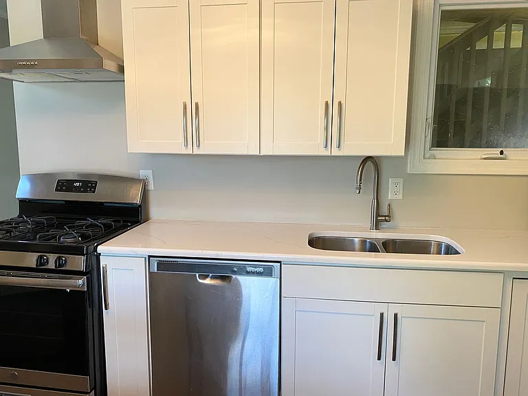 609 E State St — Photo 114