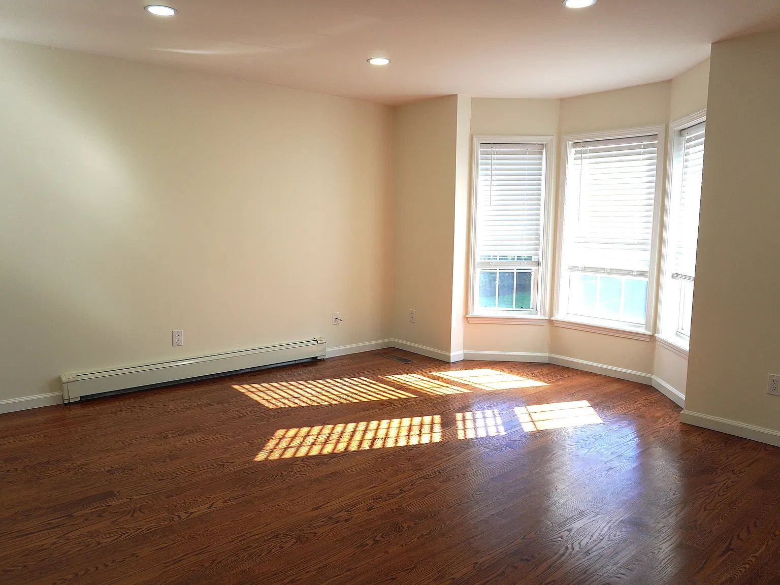 3 bed, 2.5 bath, 1872 sqft, $6,100 — Photo 2