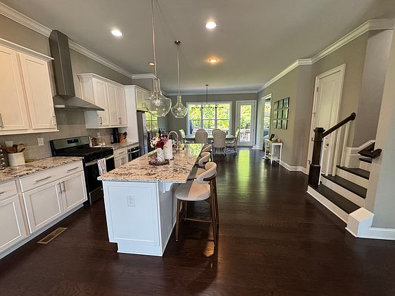 3rd image of 2179 Elmont Way SE