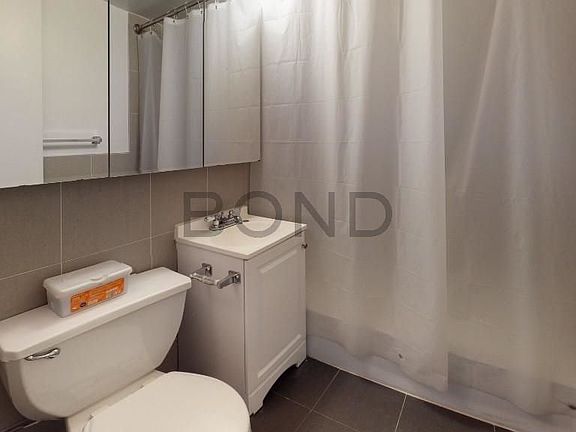 5th image of 402 E 83rd St APT 5D