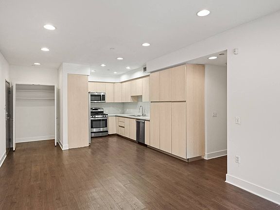 Large-Size Kitchens with Energy-Efficient Appliances