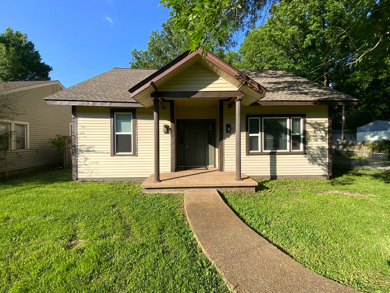 2 bed, 1.0 bath, 1218 sqft, $1,200 — Photo 2