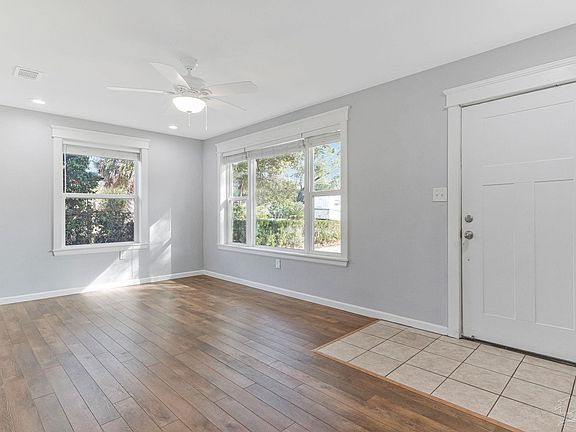 2nd image of 810 W Lakeview Ave