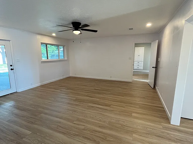 709 S Farmington Rd — Photo 2