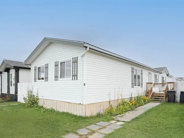 8 Meadowplace Cres E, Brooks, AB T1R 0W7