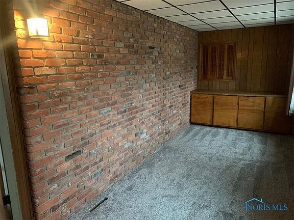 2nd image of 224 E Broadway St